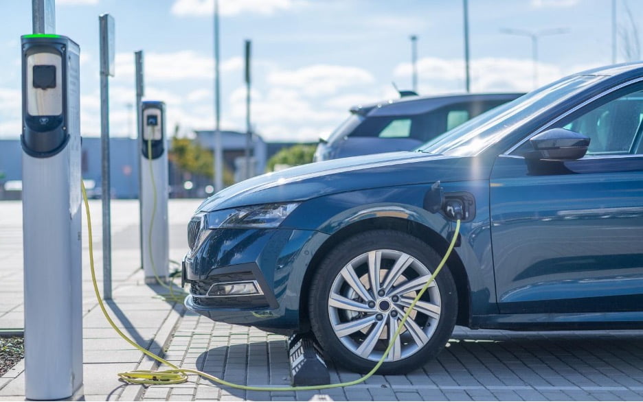  Véhicules Électriques vs. Voitures à Essence : Conduire un VE est-il Plus Économique ?